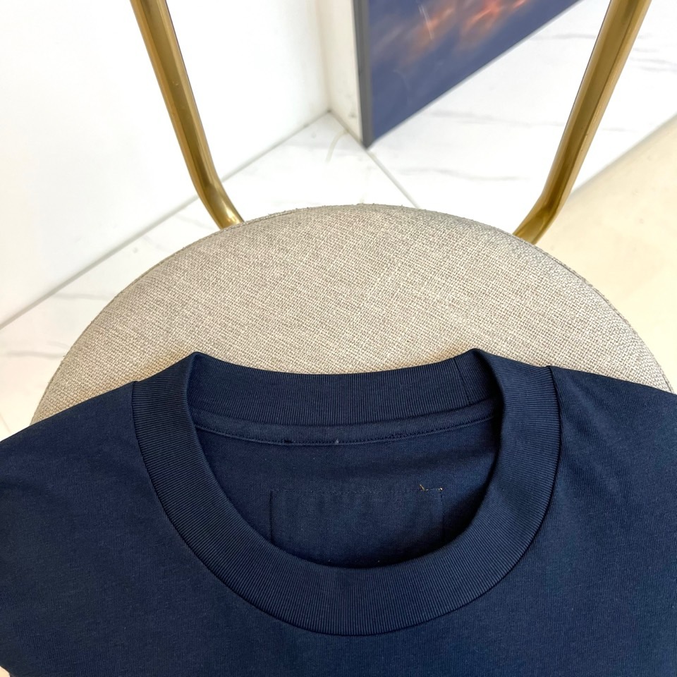 1v威登、2026春夏新品T恤震撼登场！这款短袖T恤采用100%优质棉质面料，亲肤透气，带来极致的穿着舒