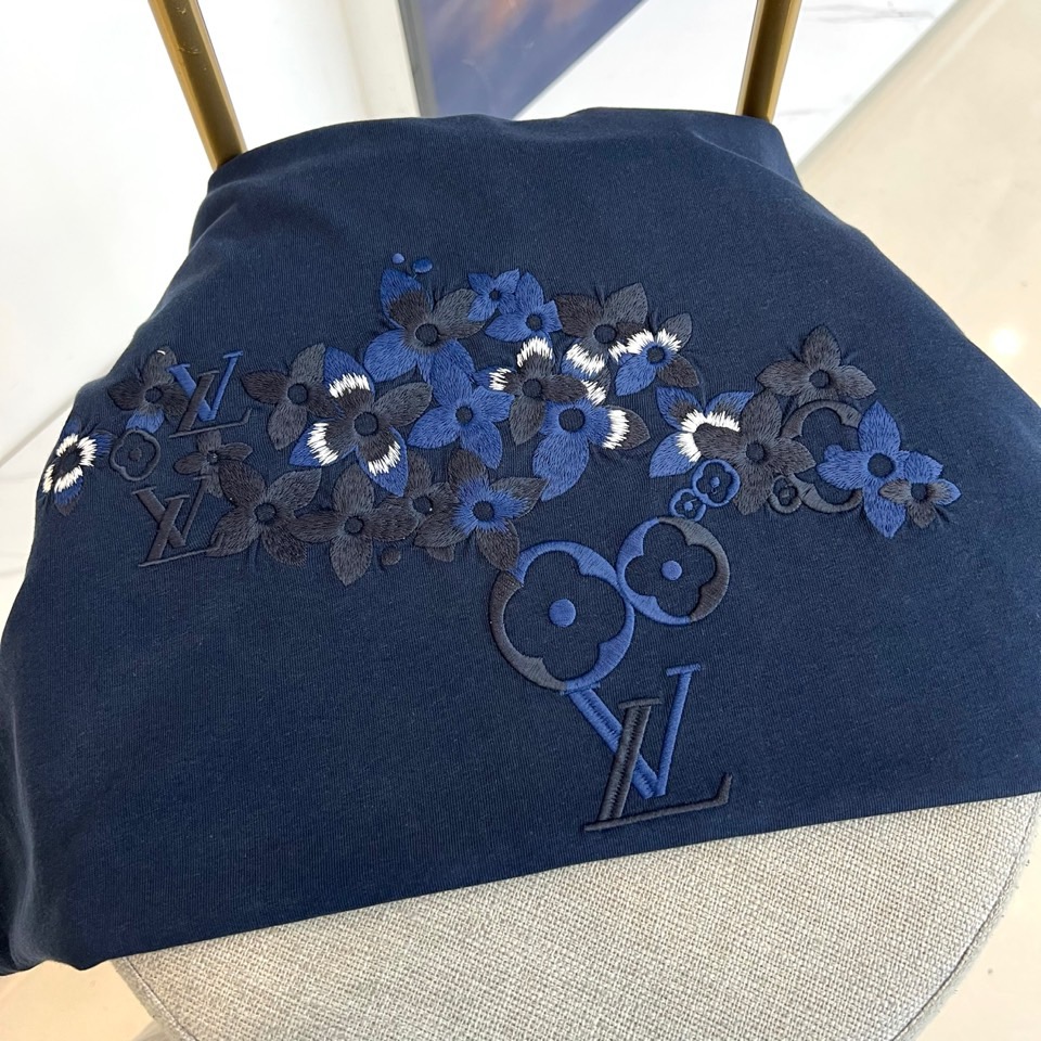 1v威登、2026春夏新品T恤震撼登场！这款短袖T恤采用100%优质棉质面料，亲肤透气，带来极致的穿着舒