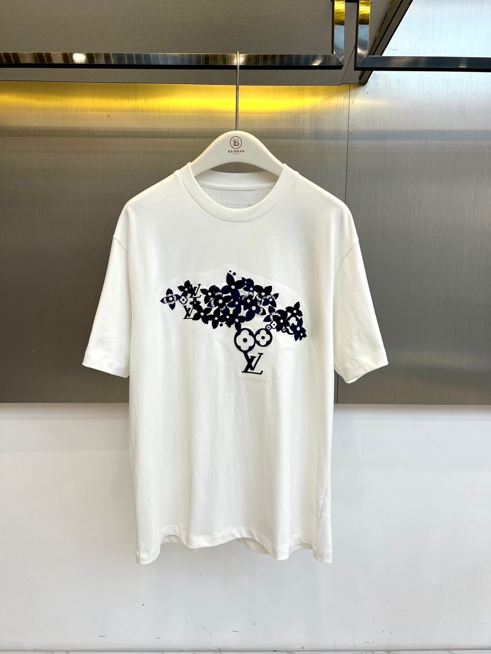 1v威登、2026春夏新品T恤震撼登场！这款短袖T恤采用100%优质棉质面料，亲肤透气，带来极致的穿着舒