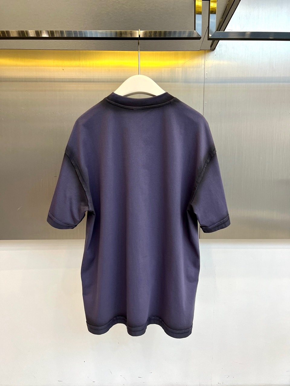 笑脸、2026春夏新品短袖T恤，以“暗调轻潮”重塑日常穿搭，自带高级雾面质感，低调中流露独特个性。圆领设