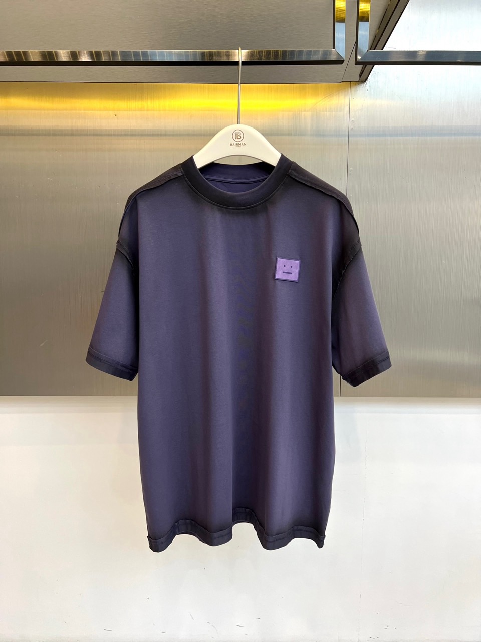 笑脸、2026春夏新品短袖T恤，以“暗调轻潮”重塑日常穿搭，自带高级雾面质感，低调中流露独特个性。圆领设