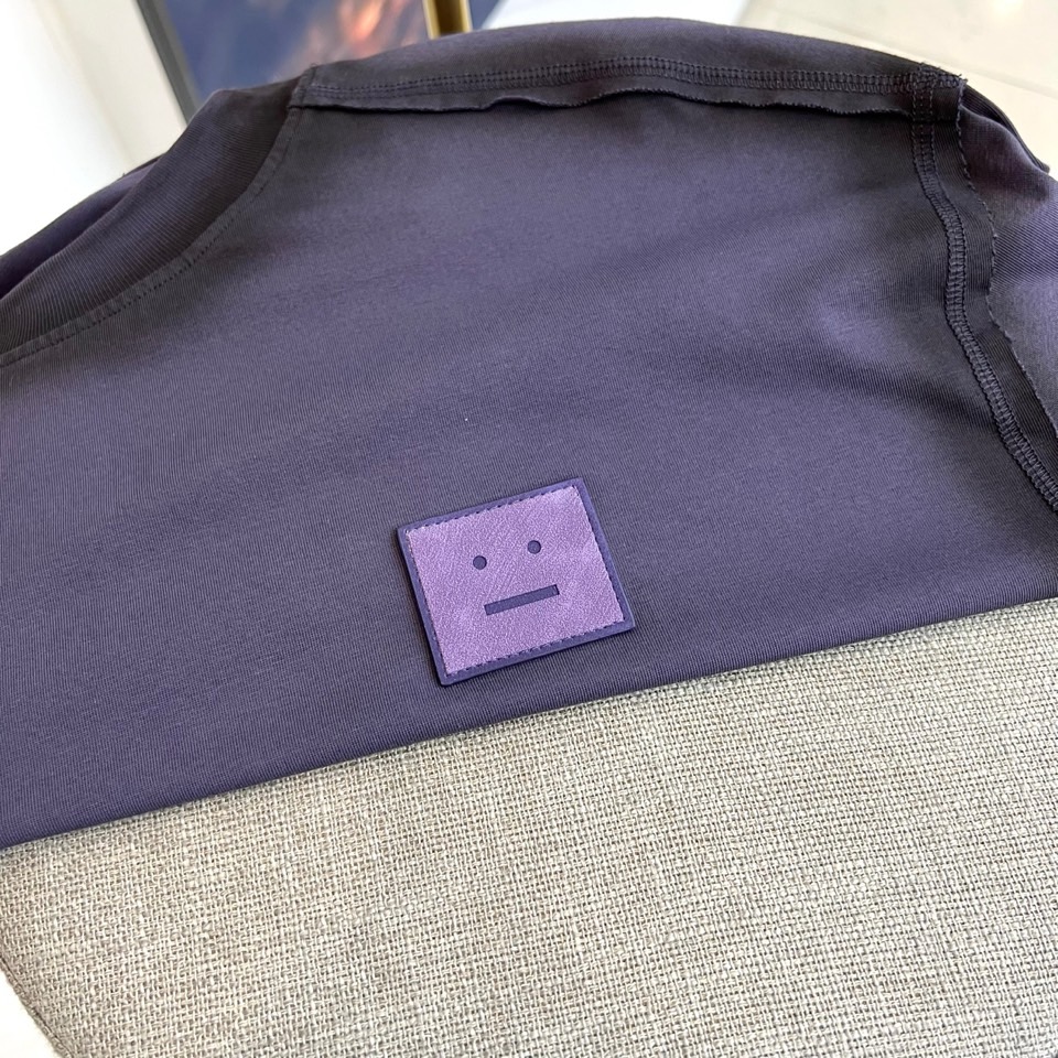 笑脸、2026春夏新品短袖T恤，以“暗调轻潮”重塑日常穿搭，自带高级雾面质感，低调中流露独特个性。圆领设