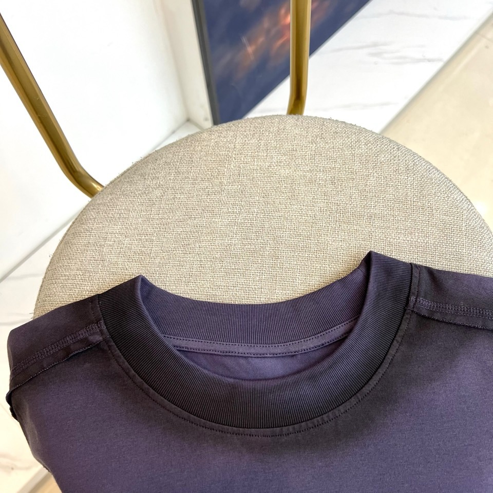 笑脸、2026春夏新品短袖T恤，以“暗调轻潮”重塑日常穿搭，自带高级雾面质感，低调中流露独特个性。圆领设