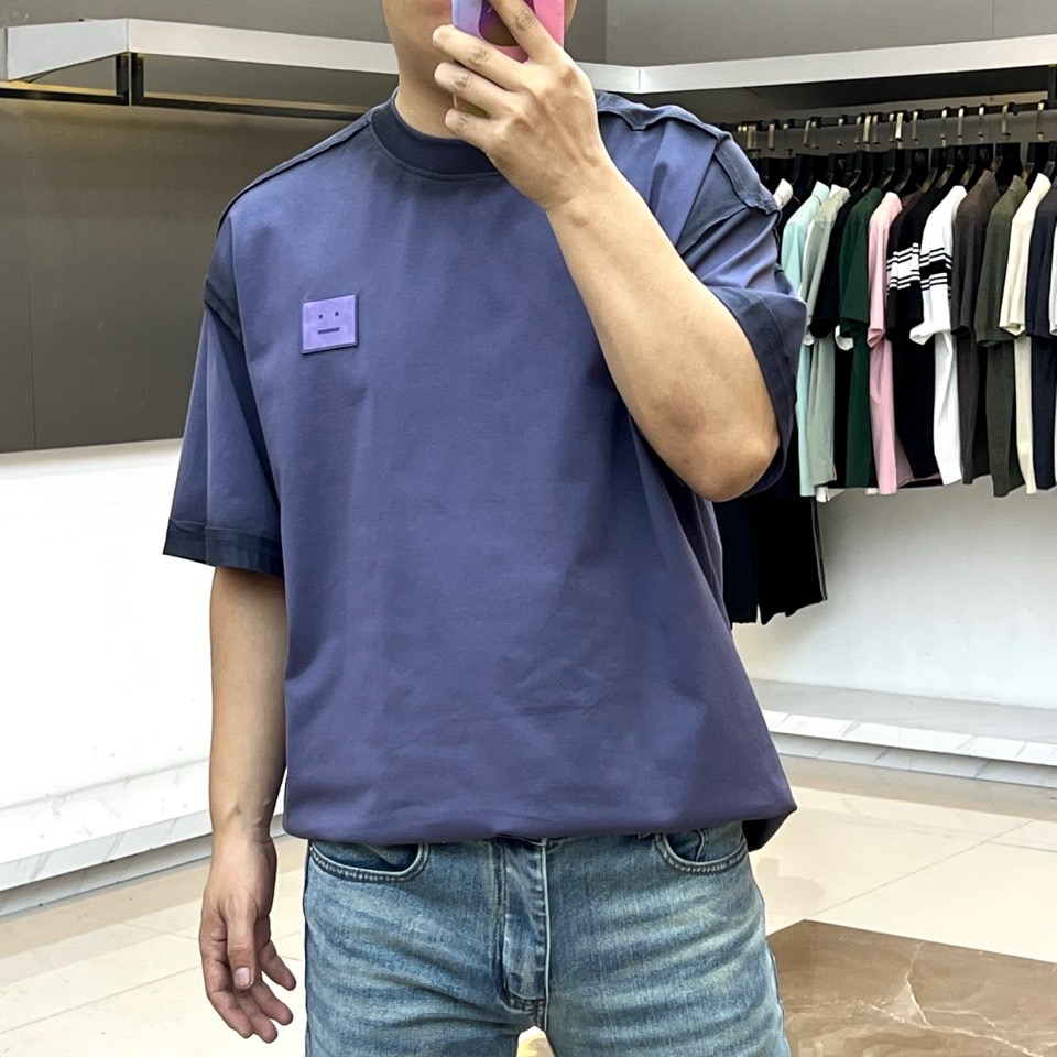 笑脸、2026春夏新品短袖T恤，以“暗调轻潮”重塑日常穿搭，自带高级雾面质感，低调中流露独特个性。圆领设