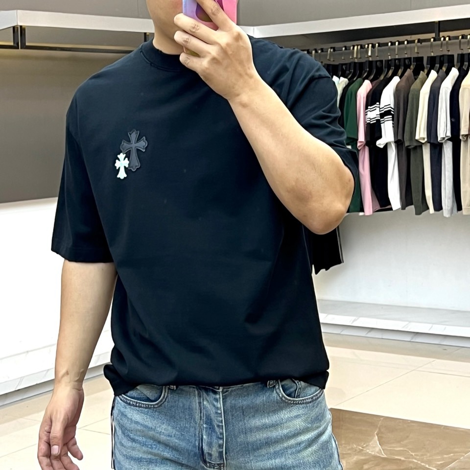 Chrome Herad克罗心、2026春夏新品短袖T恤，以纯色为底色，简约中迸发高级质感。经典圆领设计