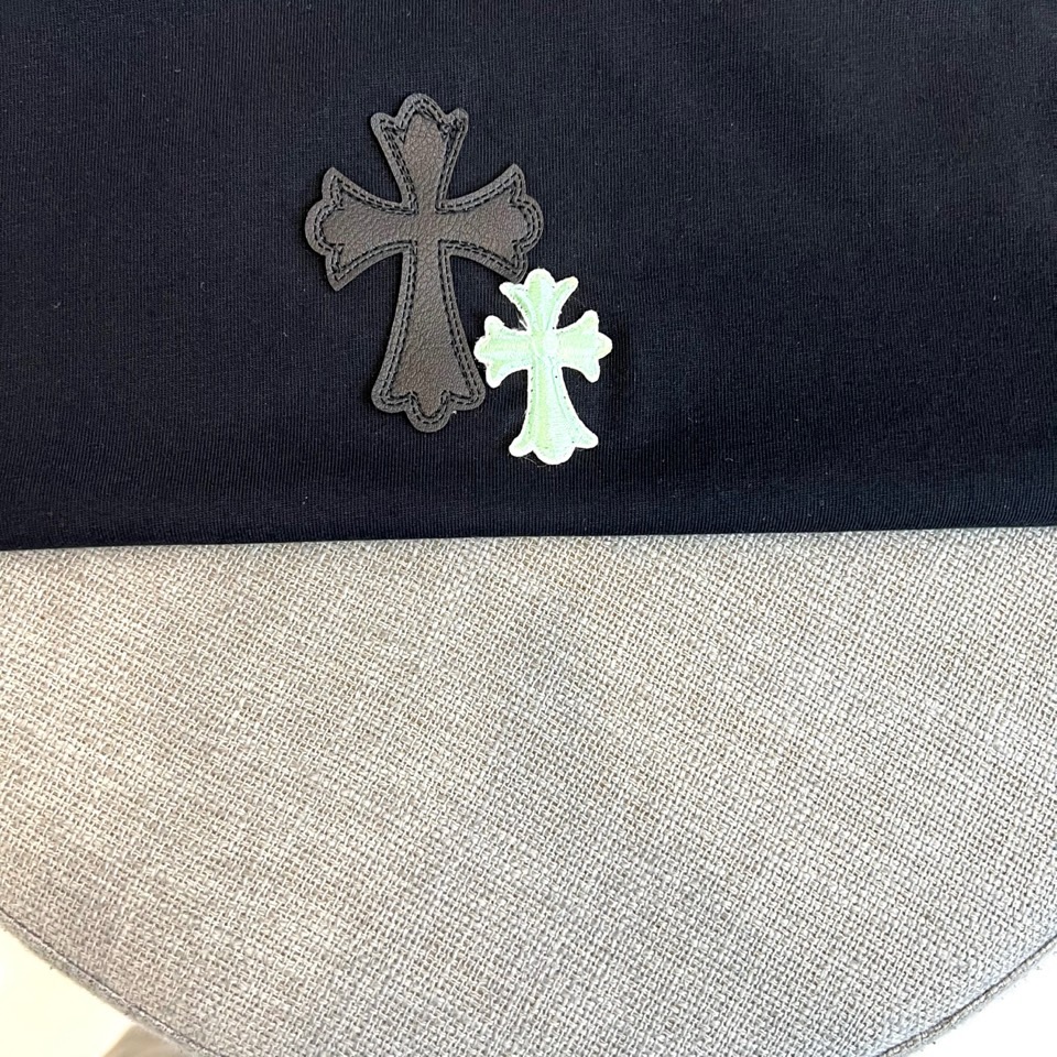 Chrome Herad克罗心、2026春夏新品短袖T恤，以纯色为底色，简约中迸发高级质感。经典圆领设计