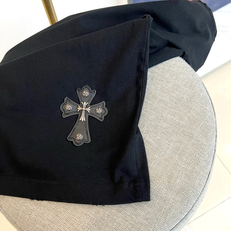 Chrome Herad克罗心、2026春夏新品短袖T恤，以纯色为底色，简约中迸发高级质感。经典圆领设计