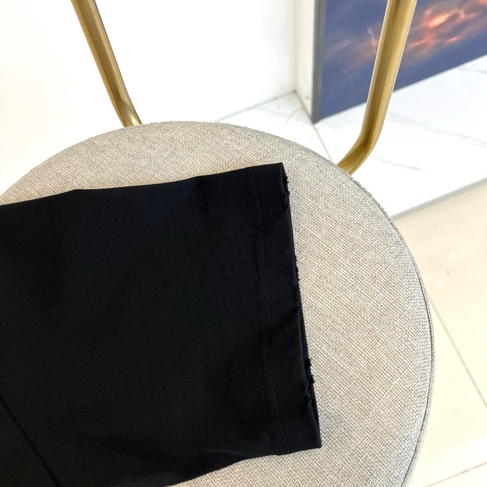 Chrome Herad克罗心、2026春夏新品短袖T恤，以纯色为底色，简约中迸发高级质感。经典圆领设计