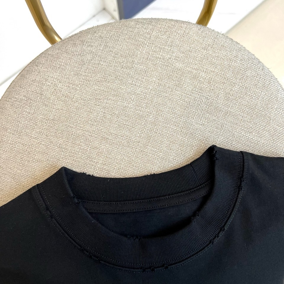 Chrome Herad克罗心、2026春夏新品短袖T恤，以纯色为底色，简约中迸发高级质感。经典圆领设计