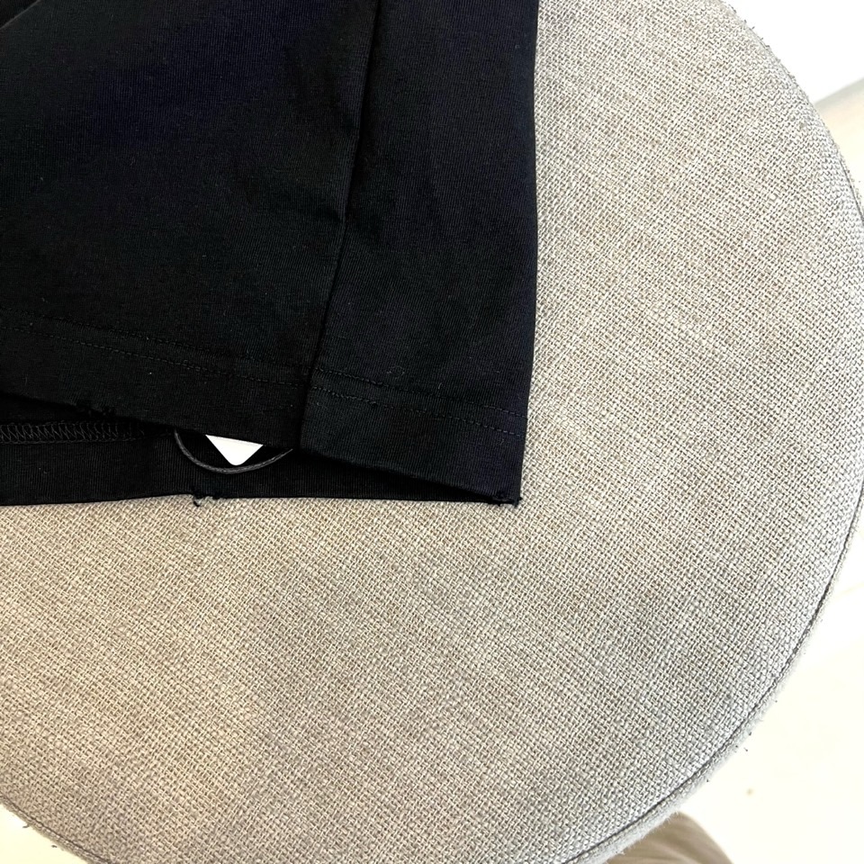 Chrome Herad克罗心、2026春夏新品短袖T恤，以纯色为底色，简约中迸发高级质感。经典圆领设计