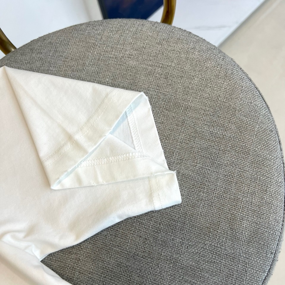 Chrome Herad克罗心、2026春夏新品短袖T恤，以纯色为底色，简约中迸发高级质感。经典圆领设计