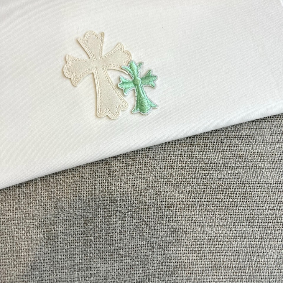 Chrome Herad克罗心、2026春夏新品短袖T恤，以纯色为底色，简约中迸发高级质感。经典圆领设计