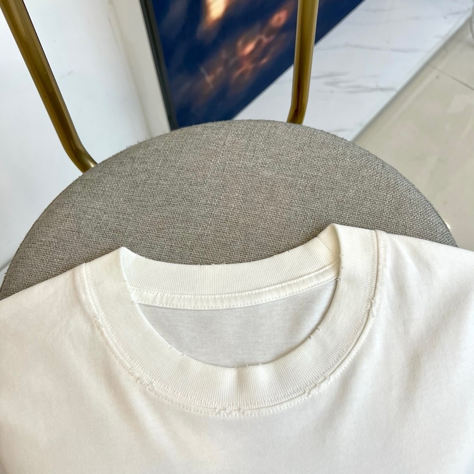 Chrome Herad克罗心、2026春夏新品短袖T恤，以纯色为底色，简约中迸发高级质感。经典圆领设计