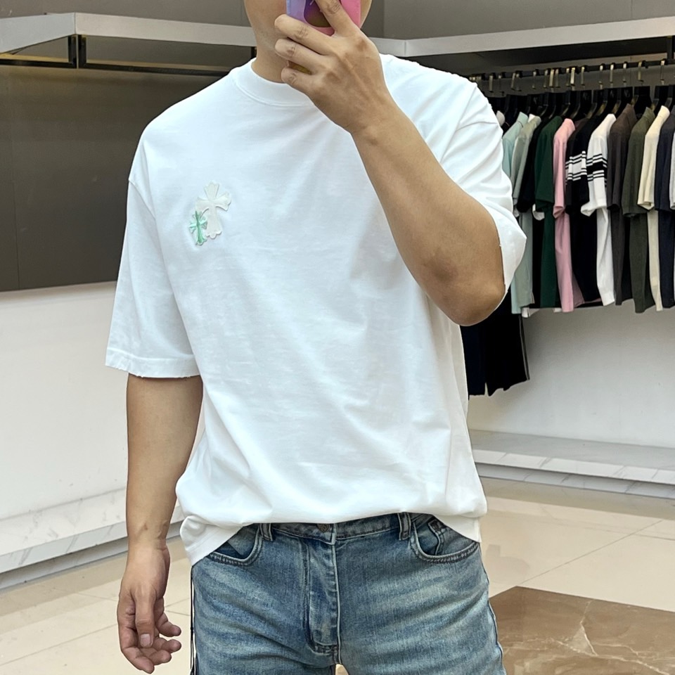 Chrome Herad克罗心、2026春夏新品短袖T恤，以纯色为底色，简约中迸发高级质感。经典圆领设计