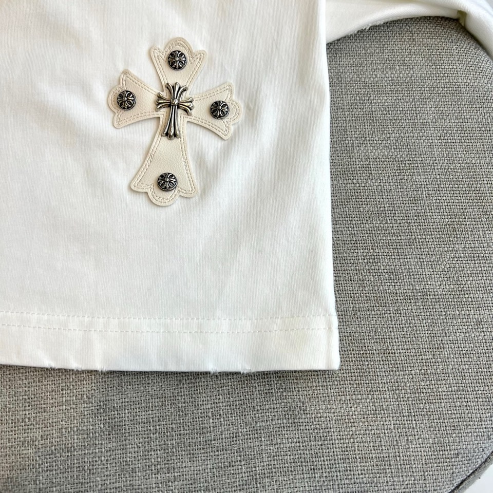 Chrome Herad克罗心、2026春夏新品短袖T恤，以纯色为底色，简约中迸发高级质感。经典圆领设计