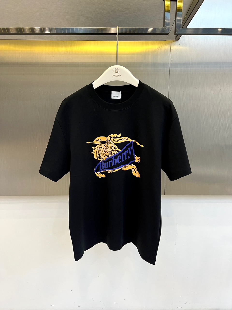 Bur巴宝莉、2026春夏新品短袖T恤，以纯色为基底，胸前印有标志性战马骑士图案，搭配“Burberry