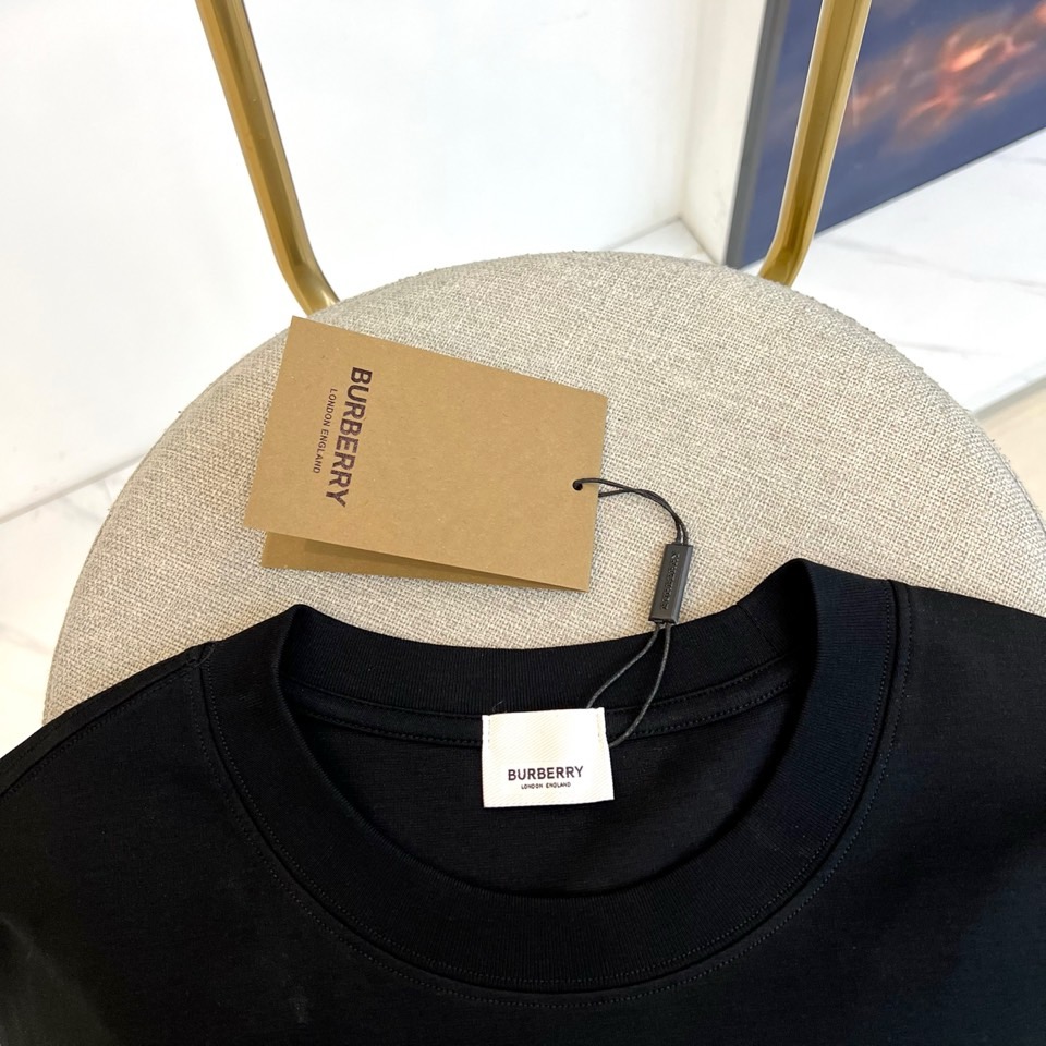 Bur巴宝莉、2026春夏新品短袖T恤，以纯色为基底，胸前印有标志性战马骑士图案，搭配“Burberry