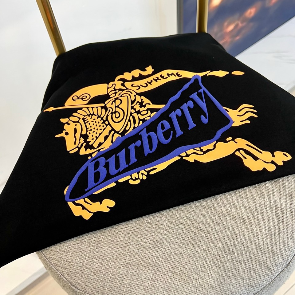 Bur巴宝莉、2026春夏新品短袖T恤，以纯色为基底，胸前印有标志性战马骑士图案，搭配“Burberry