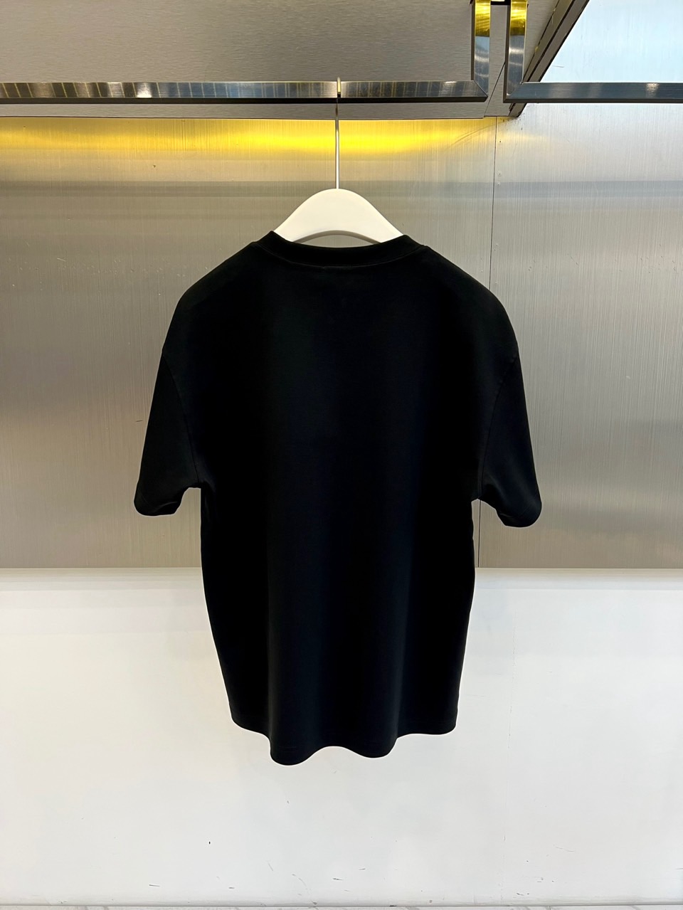 Bur巴宝莉、2026春夏新品短袖T恤，以纯色为基底，胸前印有标志性战马骑士图案，搭配“Burberry