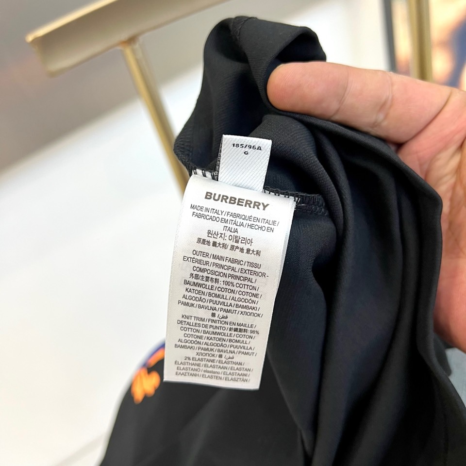 Bur巴宝莉、2026春夏新品短袖T恤，以纯色为基底，胸前印有标志性战马骑士图案，搭配“Burberry