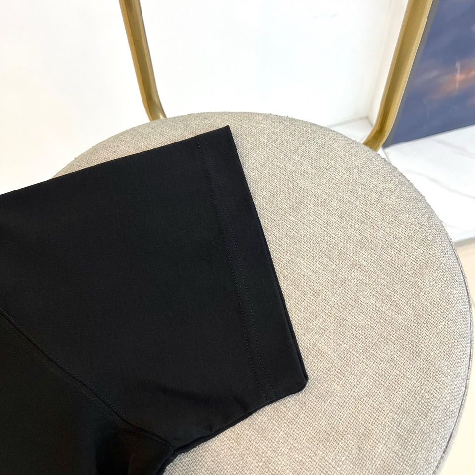 Bur巴宝莉、2026春夏新品短袖T恤，以纯色为基底，胸前印有标志性战马骑士图案，搭配“Burberry