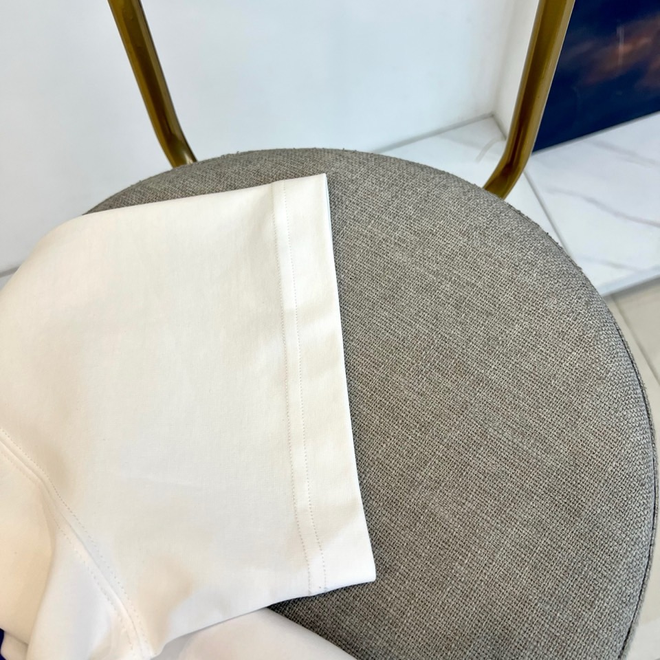 Bur巴宝莉、2026春夏新品短袖T恤，以纯色为基底，胸前印有标志性战马骑士图案，搭配“Burberry