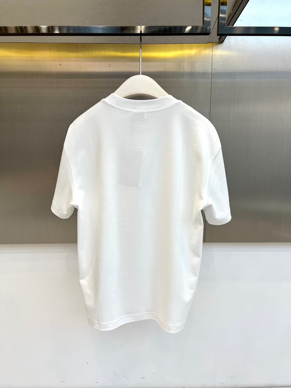 Bur巴宝莉、2026春夏新品短袖T恤，以纯色为基底，胸前印有标志性战马骑士图案，搭配“Burberry