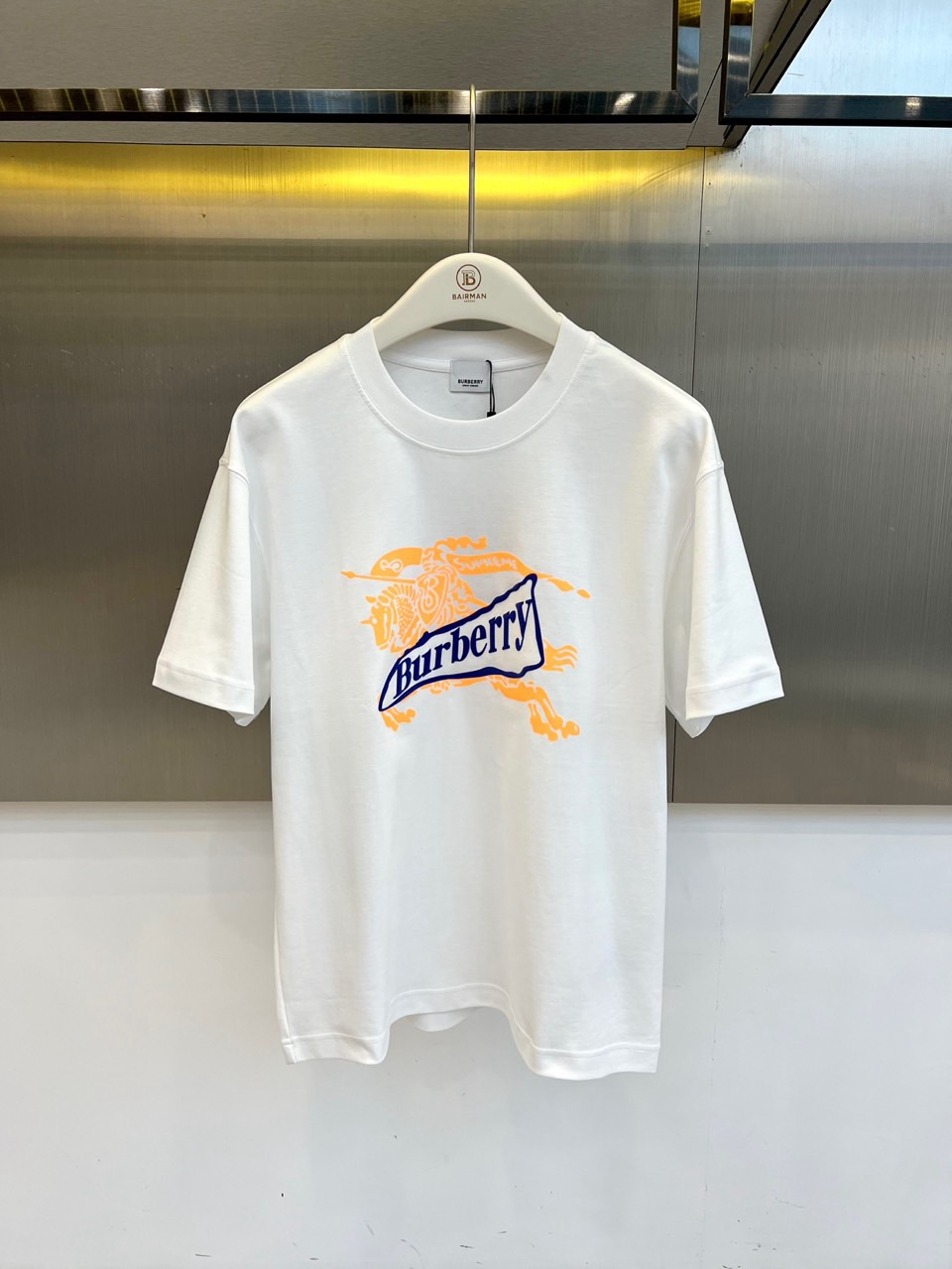 Bur巴宝莉、2026春夏新品短袖T恤，以纯色为基底，胸前印有标志性战马骑士图案，搭配“Burberry