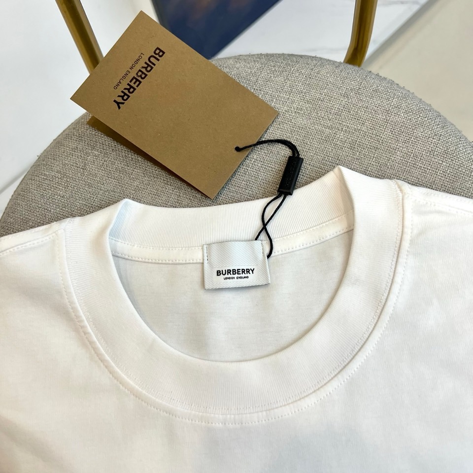 Bur巴宝莉、2026春夏新品短袖T恤，以纯色为基底，胸前印有标志性战马骑士图案，搭配“Burberry