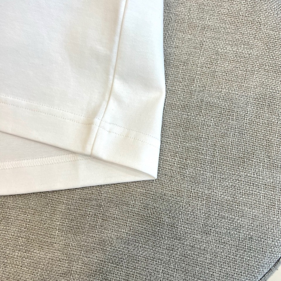 Bur巴宝莉、2026春夏新品短袖T恤，以纯色为基底，胸前印有标志性战马骑士图案，搭配“Burberry