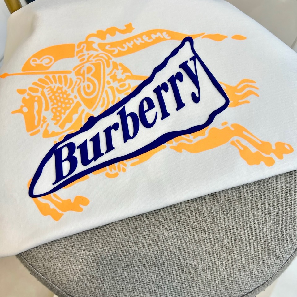 Bur巴宝莉、2026春夏新品短袖T恤，以纯色为基底，胸前印有标志性战马骑士图案，搭配“Burberry