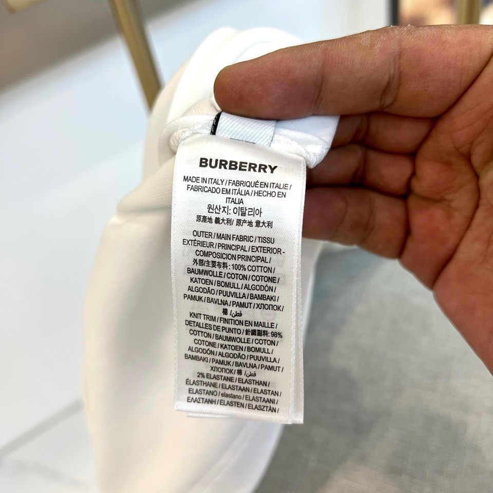 Bur巴宝莉、2026春夏新品短袖T恤，以纯色为基底，胸前印有标志性战马骑士图案，搭配“Burberry
