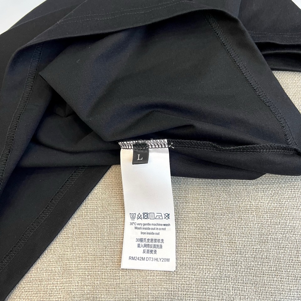 1v威登、2026春夏新品男士短袖T恤，简约圆领设计贴合颈部线条，宽松落肩版型释放自在随性，适配多元身形