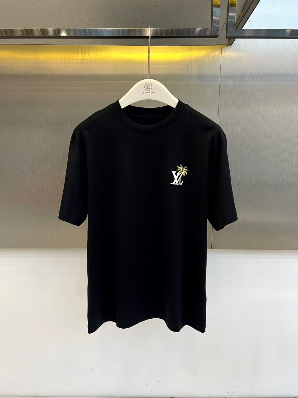 1v威登、2026春夏新品男士短袖T恤，简约圆领设计贴合颈部线条，宽松落肩版型释放自在随性，适配多元身形