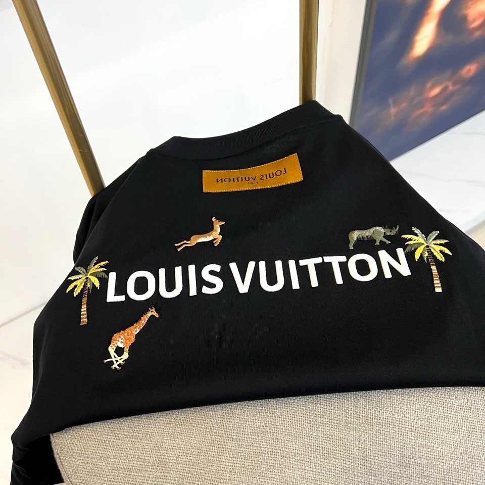 1v威登、2026春夏新品男士短袖T恤，简约圆领设计贴合颈部线条，宽松落肩版型释放自在随性，适配多元身形