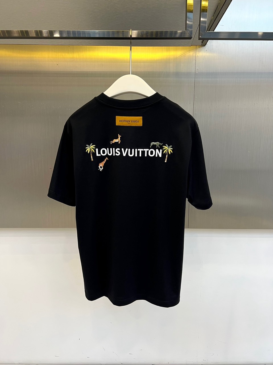 1v威登、2026春夏新品男士短袖T恤，简约圆领设计贴合颈部线条，宽松落肩版型释放自在随性，适配多元身形