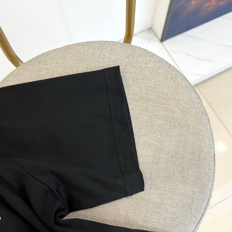 1v威登、2026春夏新品男士短袖T恤，简约圆领设计贴合颈部线条，宽松落肩版型释放自在随性，适配多元身形