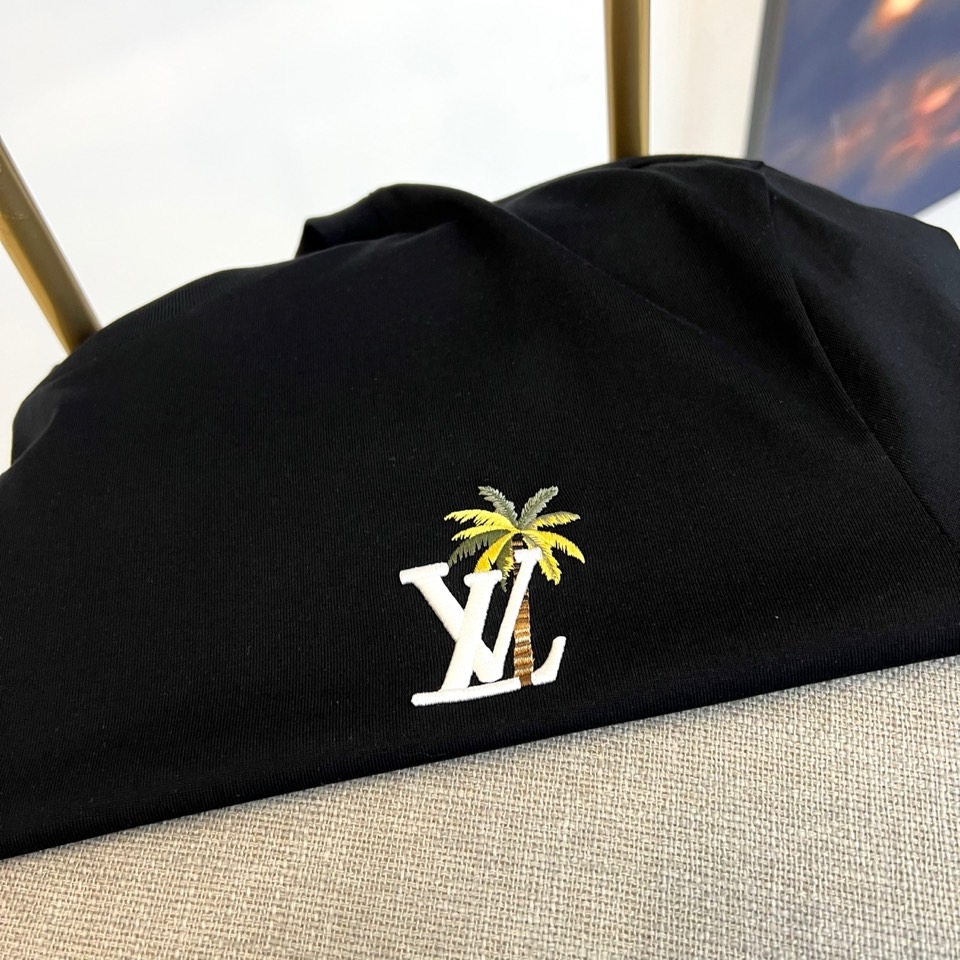 1v威登、2026春夏新品男士短袖T恤，简约圆领设计贴合颈部线条，宽松落肩版型释放自在随性，适配多元身形