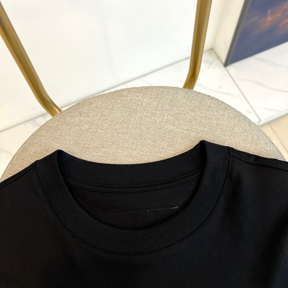 1v威登、2026春夏新品男士短袖T恤，简约圆领设计贴合颈部线条，宽松落肩版型释放自在随性，适配多元身形