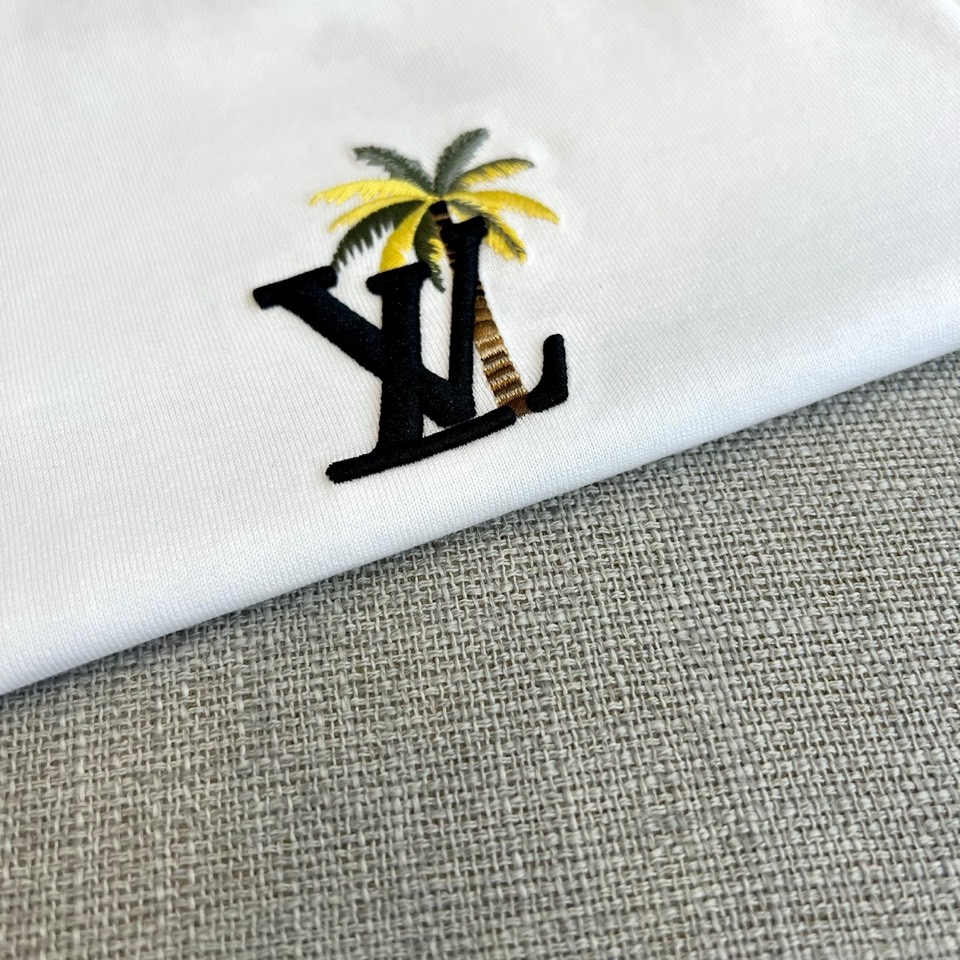 1v威登、2026春夏新品男士短袖T恤，简约圆领设计贴合颈部线条，宽松落肩版型释放自在随性，适配多元身形