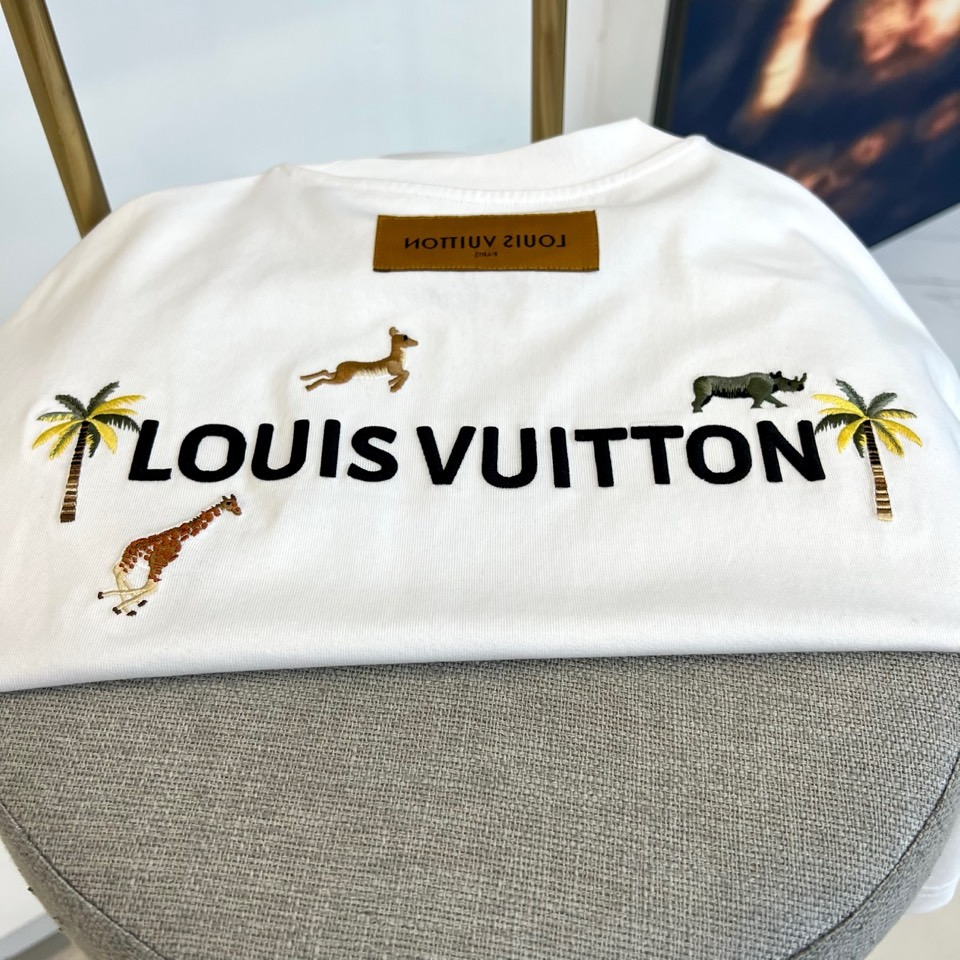 1v威登、2026春夏新品男士短袖T恤，简约圆领设计贴合颈部线条，宽松落肩版型释放自在随性，适配多元身形