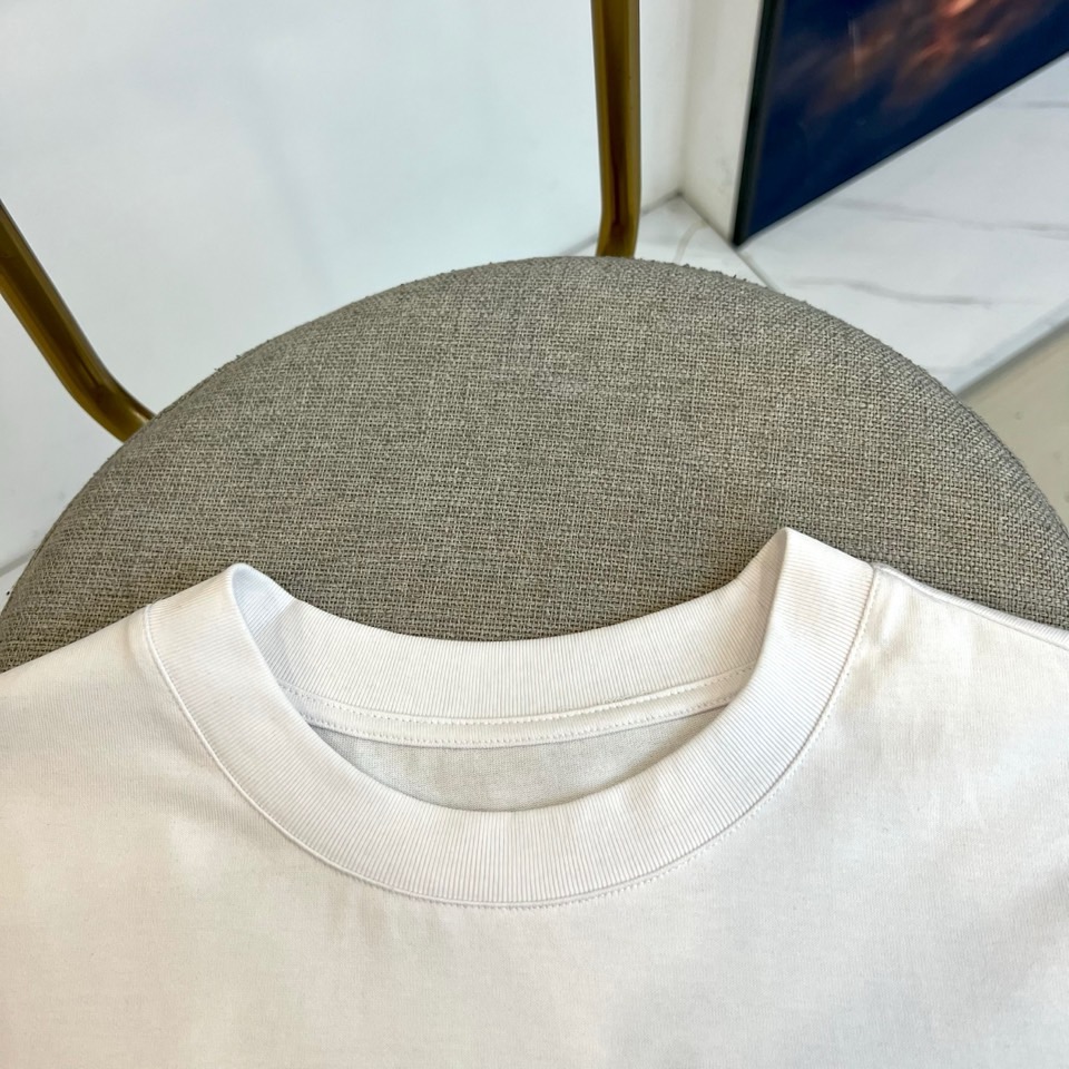 1v威登、2026春夏新品男士短袖T恤，简约圆领设计贴合颈部线条，宽松落肩版型释放自在随性，适配多元身形