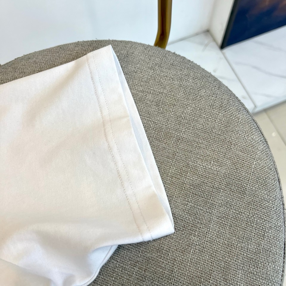 1v威登、2026春夏新品男士短袖T恤，简约圆领设计贴合颈部线条，宽松落肩版型释放自在随性，适配多元身形