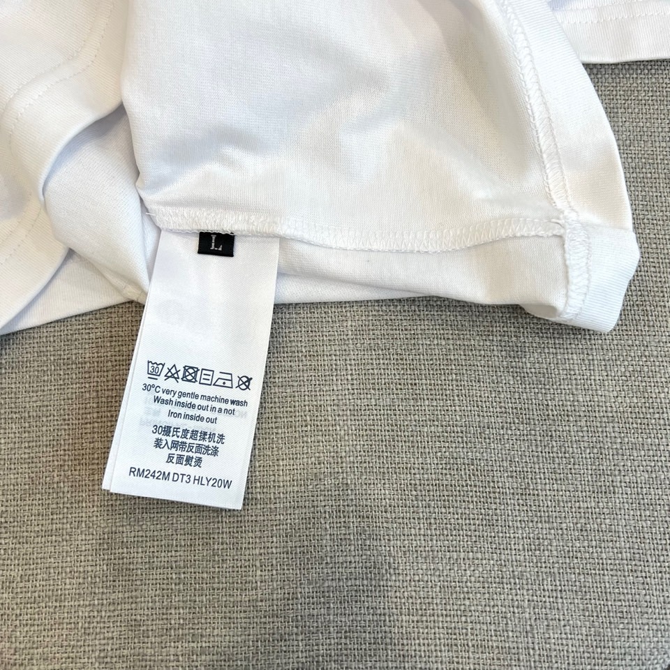 1v威登、2026春夏新品男士短袖T恤，简约圆领设计贴合颈部线条，宽松落肩版型释放自在随性，适配多元身形