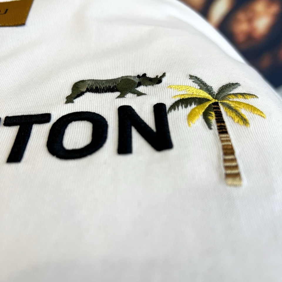 1v威登、2026春夏新品男士短袖T恤，简约圆领设计贴合颈部线条，宽松落肩版型释放自在随性，适配多元身形