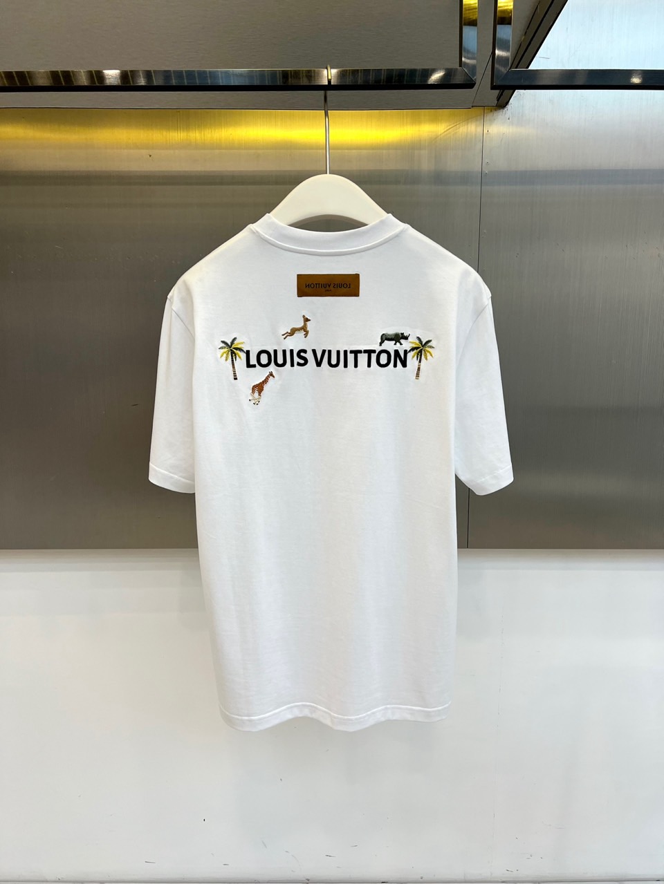 1v威登、2026春夏新品男士短袖T恤，简约圆领设计贴合颈部线条，宽松落肩版型释放自在随性，适配多元身形