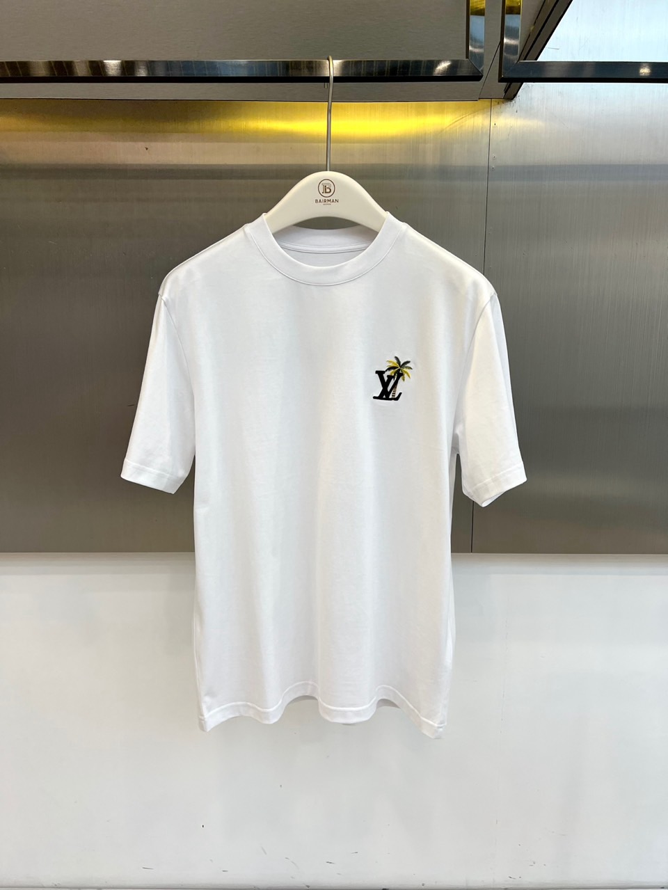 1v威登、2026春夏新品男士短袖T恤，简约圆领设计贴合颈部线条，宽松落肩版型释放自在随性，适配多元身形