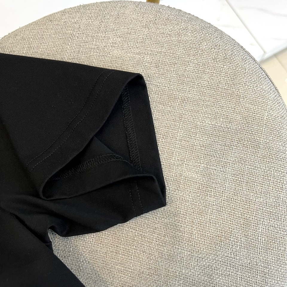 Mon蒙口、2026春夏新品短袖T恤，以简约廓形演绎都市轻奢风，甄选高支纯棉面料，触感柔糯亲肤，透气排汗