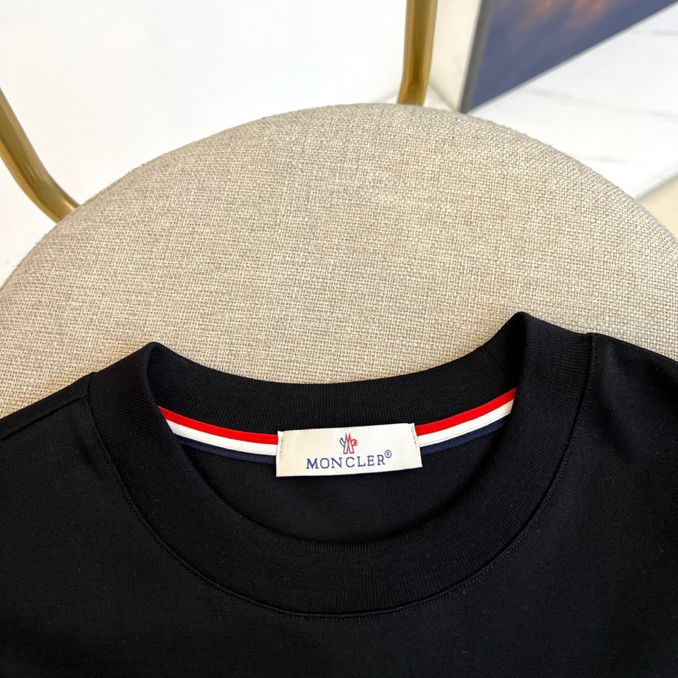 Mon蒙口、2026春夏新品短袖T恤，以简约廓形演绎都市轻奢风，甄选高支纯棉面料，触感柔糯亲肤，透气排汗
