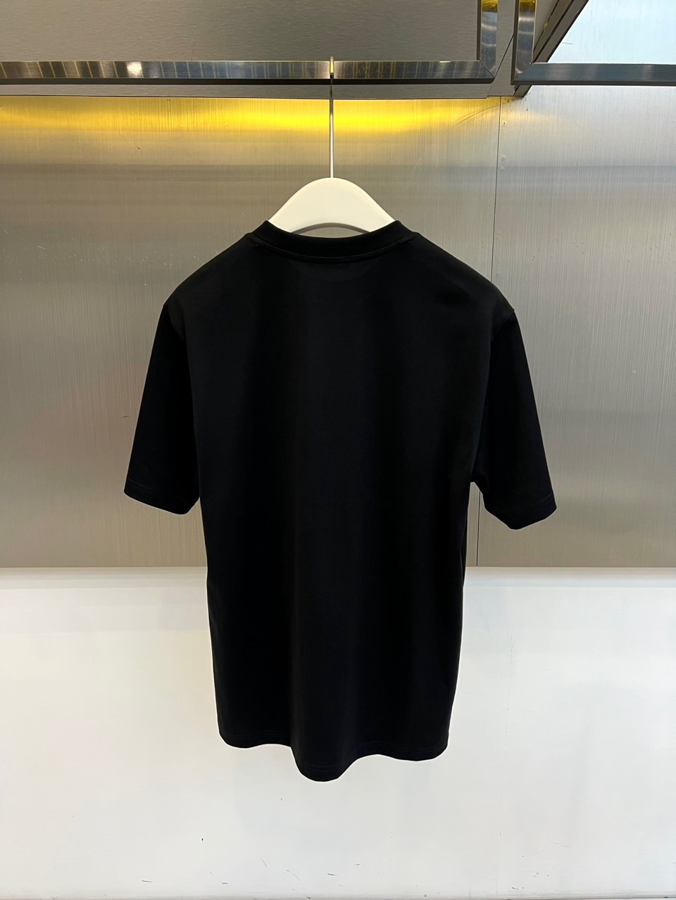 Mon蒙口、2026春夏新品短袖T恤，以简约廓形演绎都市轻奢风，甄选高支纯棉面料，触感柔糯亲肤，透气排汗